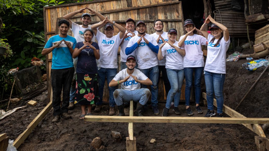 Porsche, Grupo Los Tres y TECHO donan casas a familias en Guatemala