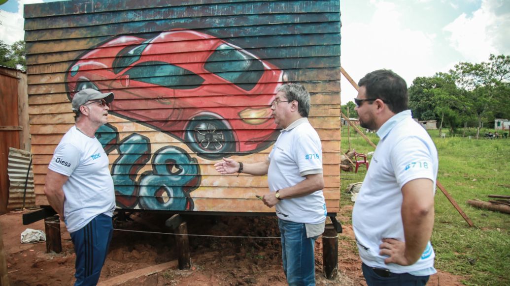 Jorge Puschkarevich, Gabriel Brizuela, César Chaparro (i-d), asentamiento El Triunfo, Paraguay, 2022, Porsche Latin America