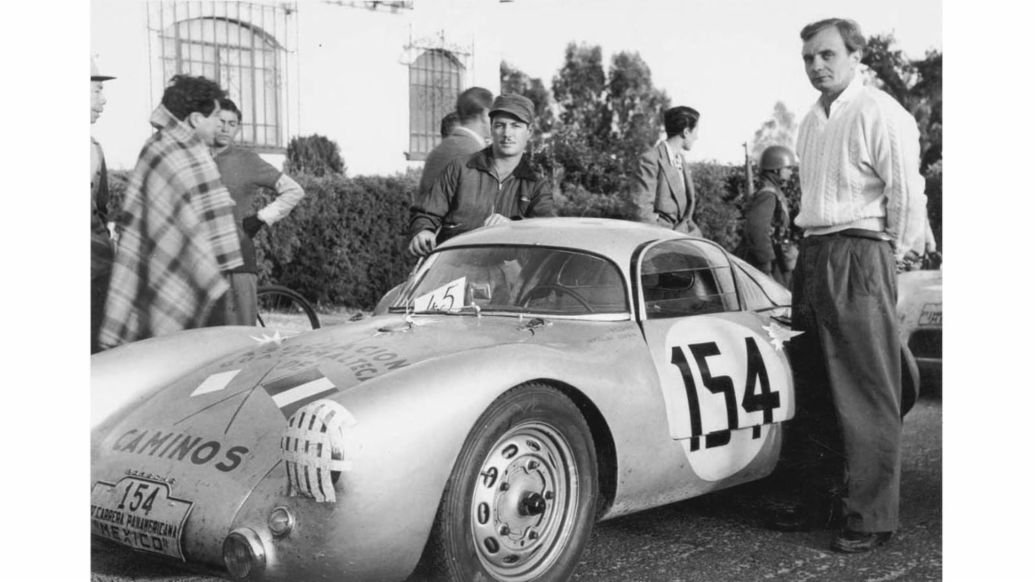Antonio Asturias Hall y Jaroslav Juhan (i-d), Porsche 550 Coupé, Carrera Panamericana de 1953, 2023, Porsche AG