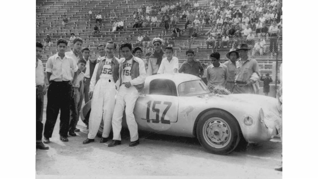 José Herrarte y Carlos A. González (i-d), Porsche 550 Coupé, Carrera Panamericana de 1953, 2023, Porsche AG