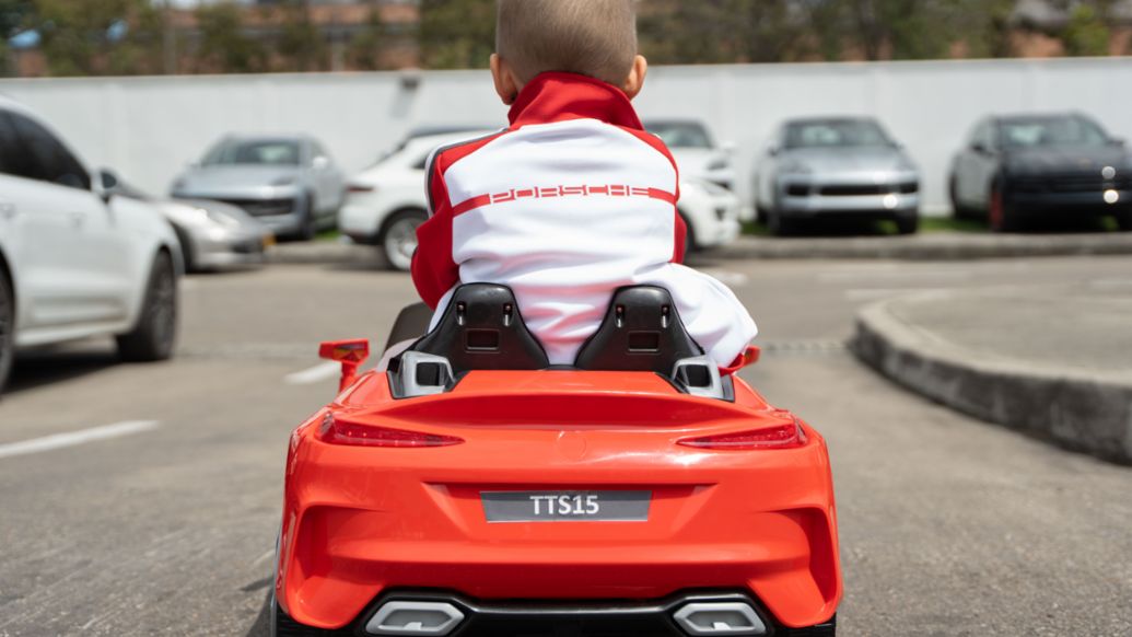 Autoelite y Make-A-Wish regalan un Porsche para niños a pequeña de 3 años