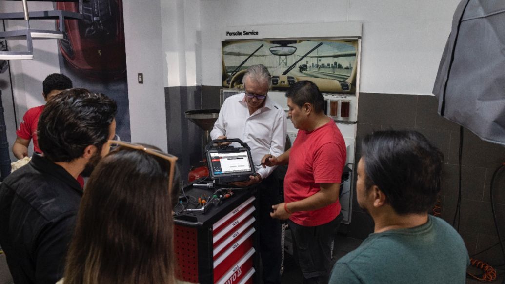 ‘Técnico por un Día’: actividad para clientes Porsche en Guatemala