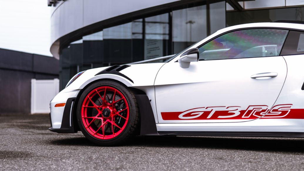 Brutal! El nuevo Porsche 911 GT3 RS es un radical coche de carreras con  matrícula que tiene hasta DRS
