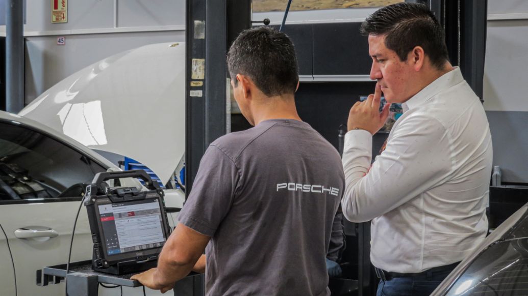 Cliente recibe asesoría personalizada como parte de Porsche Summer, una campaña que ofrece beneficios exclusivos, que se llevó a cabo en el Porsche Center Lima, Lima, Perú, Porsche AG.