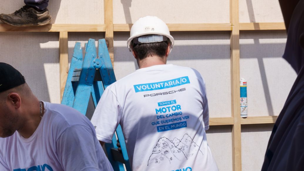 Voluntarios de Euromotors ayudando a construir la vivienda de emergencia en el Asentamiento Humano El Trébol, en el distrito de San Juan de Miraflores,  Lima, Perú, Porsche AG.
