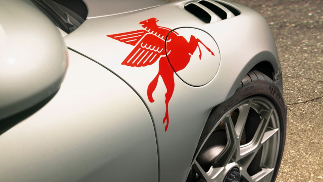 En la salpicadera derecha destaca el Pegaso rojo del aceite Mobil 1, icono de los años puristas. Porsche de México, 2023.