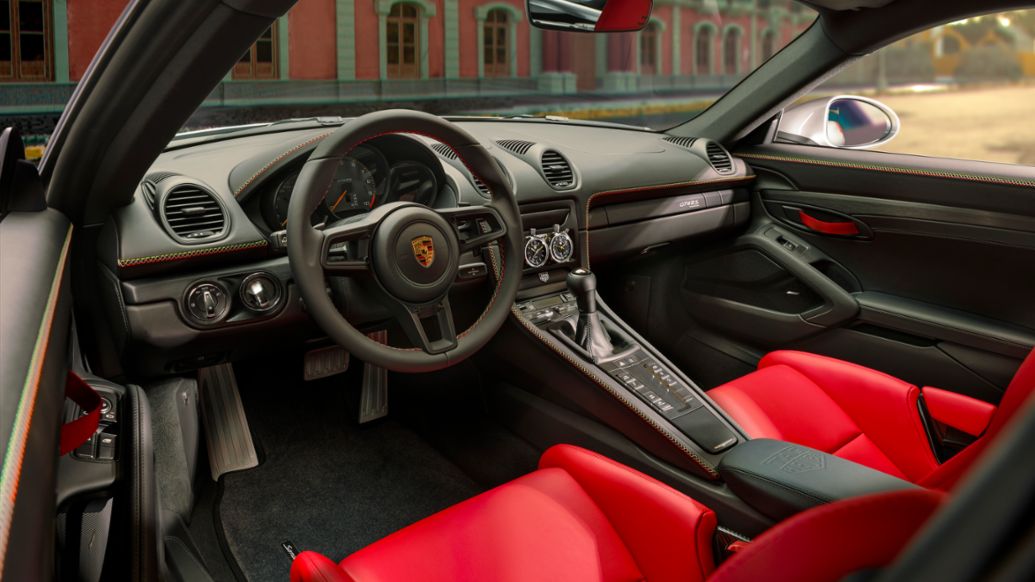 En el interior destaca la inclusión del paquete Weissach, con vestiduras en textil Race-Tex, insertos de piel genuina y paneles decorativos específicos para esta versión, Porsche de México, 2023.