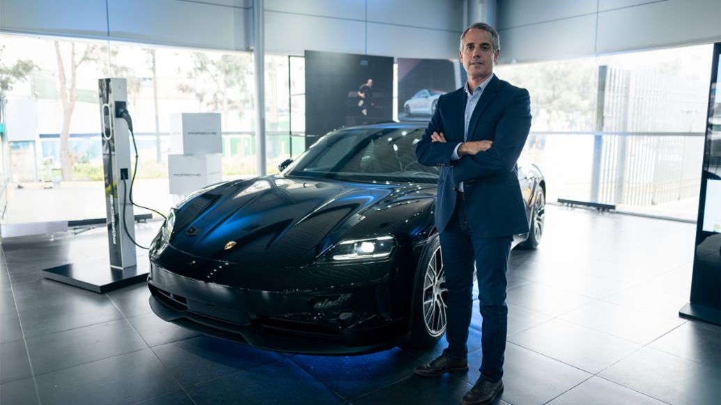 Gonzalo Flechelle, Gerente de Porsche Perú, junto con el nuevo Porsche Taycan, color negro, en la presentación del renovado deportivo eléctrico, que se llevó a cabo en el Porsche Center Lima, Lima, Perú, Porsche AG.