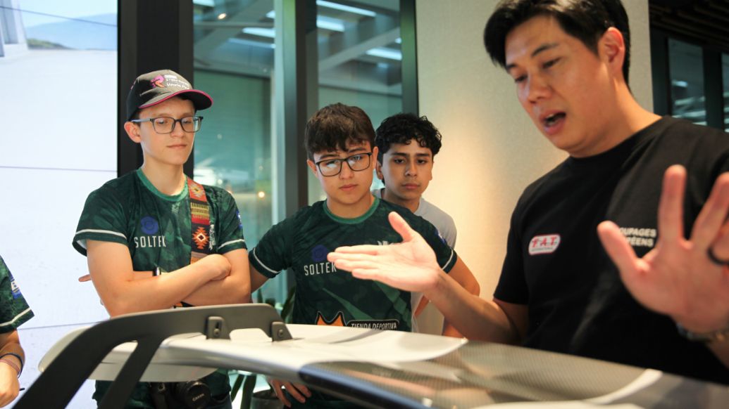 Ocho estudiantes costarricenses de colegios científicos participaron en la final mundial STEM Racing en Singapur, Porsche Studio Singapur, Asia, 2025, Porsche AG.