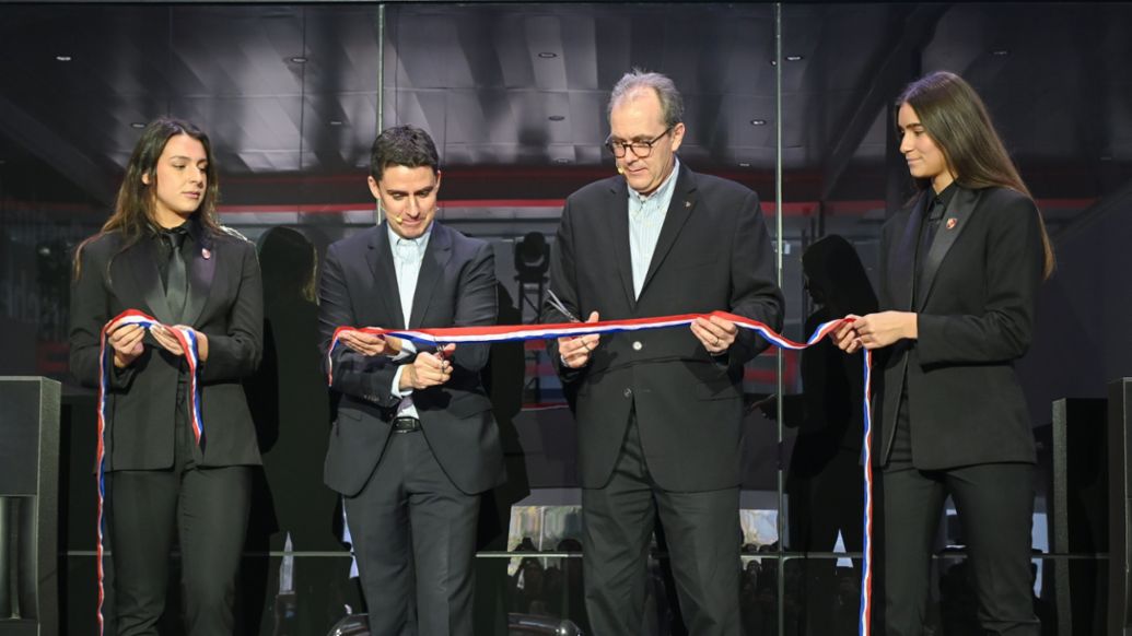 Vicente Díaz, Gerente de Porsche en Chile; Christoph Klein, Director de Desarrollo de Negocios de Porsche Latin America, Porsche Center Santiago, Santiago, 2025
