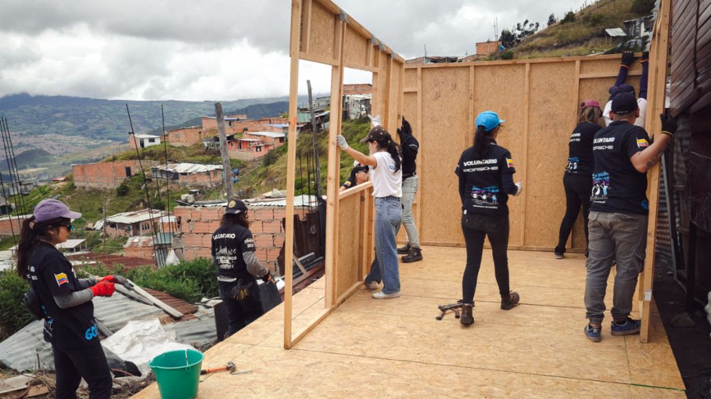 Voluntarios colaboradores de Autoelite y sus familias construyeron viviendas en República de Canadá de la localidad de Ciudad Bolívar, Bogotá, Colombia; Porsche AG