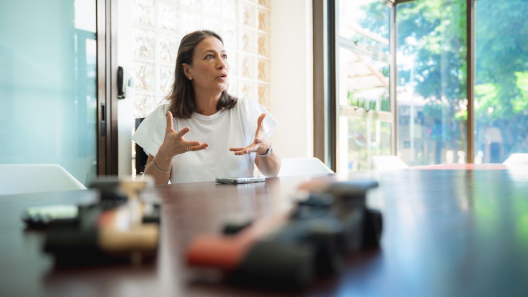 Elizabeth Solís, gerente senior de Relaciones Públicas y Comunicación para Porsche Latin America compartiendo con los estudiantes.