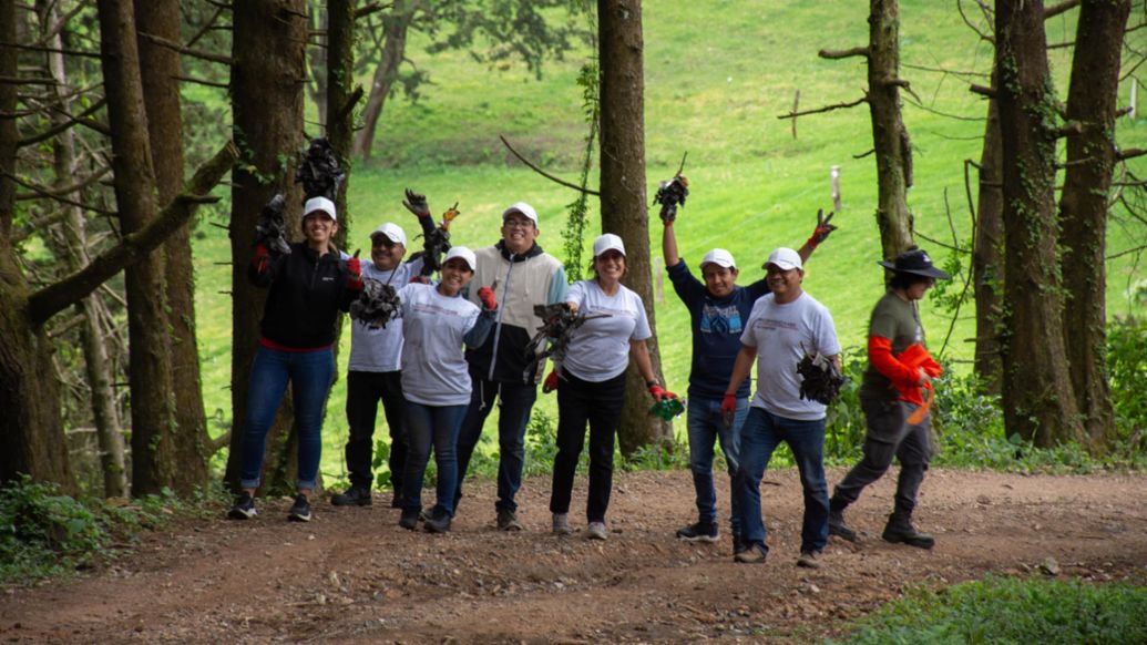 Porsche Guatemala y Grupo Los Tres reafirman su compromiso ambiental con la plantación de 1,250 árboles en Guatemala