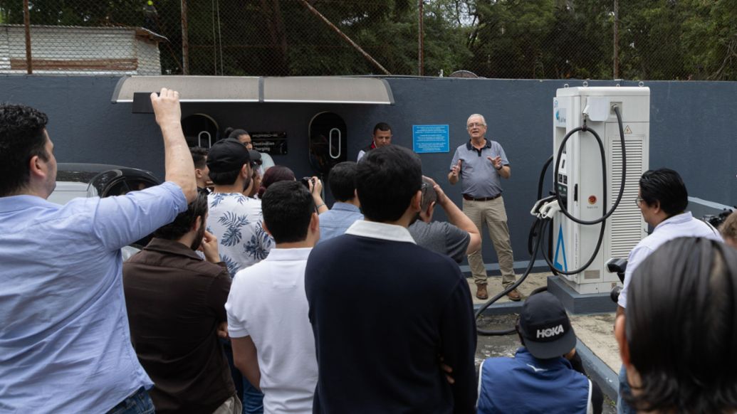 Marco García, Jefe de Taller, y Christian Feucht, Gerente de Postventa Porsche, junto al primer supercargador público en Guatemala, instalado por Grupo Los Tres, pioneros de la electromovilidad en el país.
