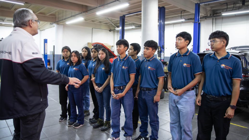 Porsche, Grupo Los Tres y TECHO impulsan la formación de jóvenes en mecánica automotriz