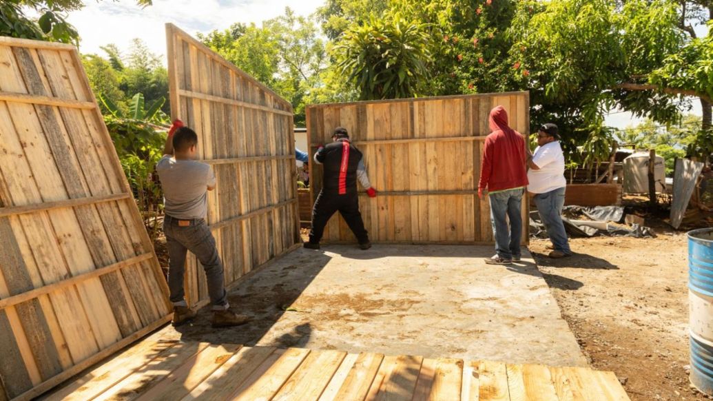 Porsche Guatemala y Grupo Los Tres junto a TECHO entregan un hogar digno a familia guatemaltecas