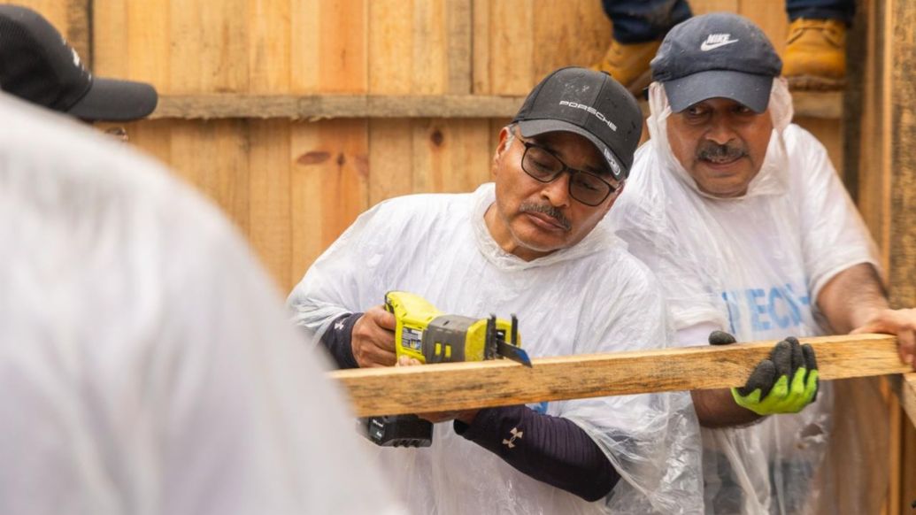 Porsche Guatemala y Grupo Los Tres junto a TECHO entregan un hogar digno a familia guatemaltecas
