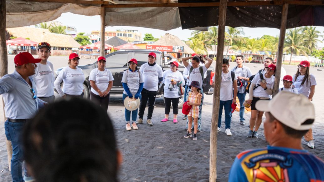 Grupo Los Tres, distribuidor exclusivo de Porsche en Guatemala, realiza su primera jornada de limpieza de playas