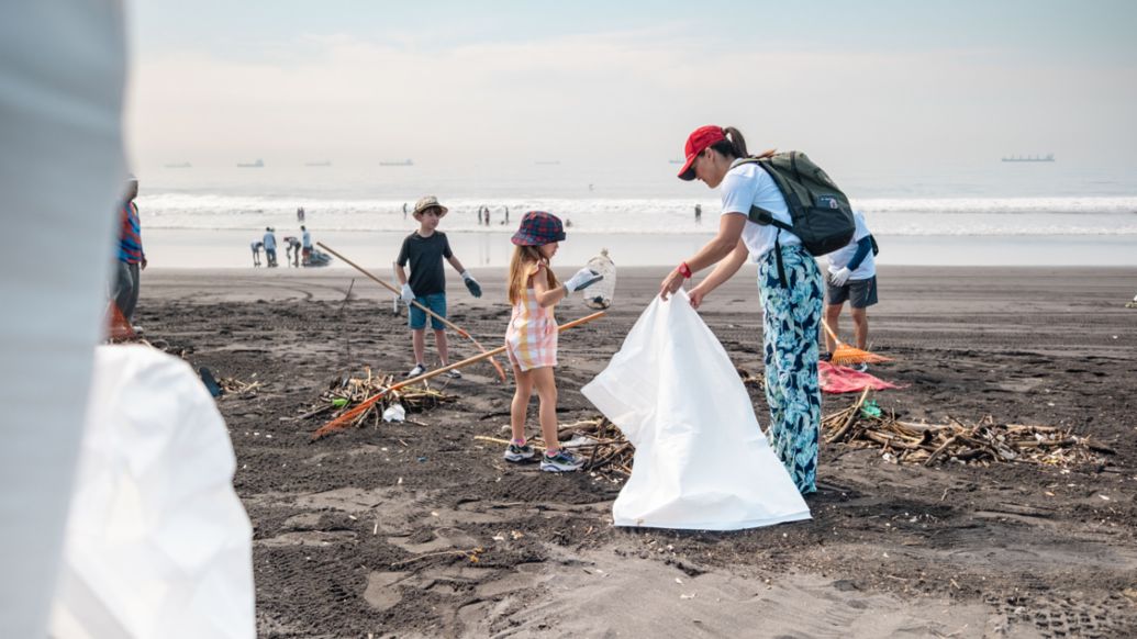Grupo Los Tres, distribuidor exclusivo de Porsche en Guatemala, realiza su primera jornada de limpieza de playas