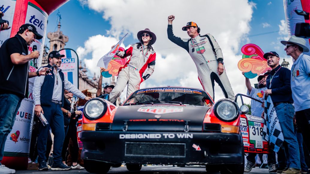 Diego Cándano (der.) y Lucia Cándano, Campeones de la Categoría Histórica B, La Carrera Panamericana 2025, Porsche de México, 2025.