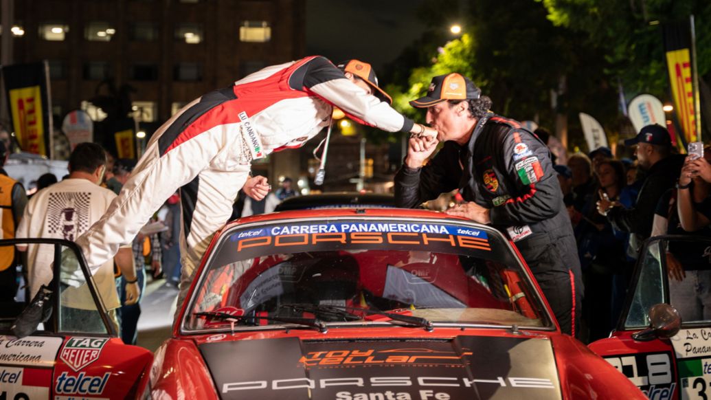 Diego Cándano (der) piloto oficial del Porsche Team y su navegante Lucia Cándano; Arco de meta de La Carrera Panamericana, Palacio de Bellas Artes, Ciudad de México, Porsche de México, 2025.