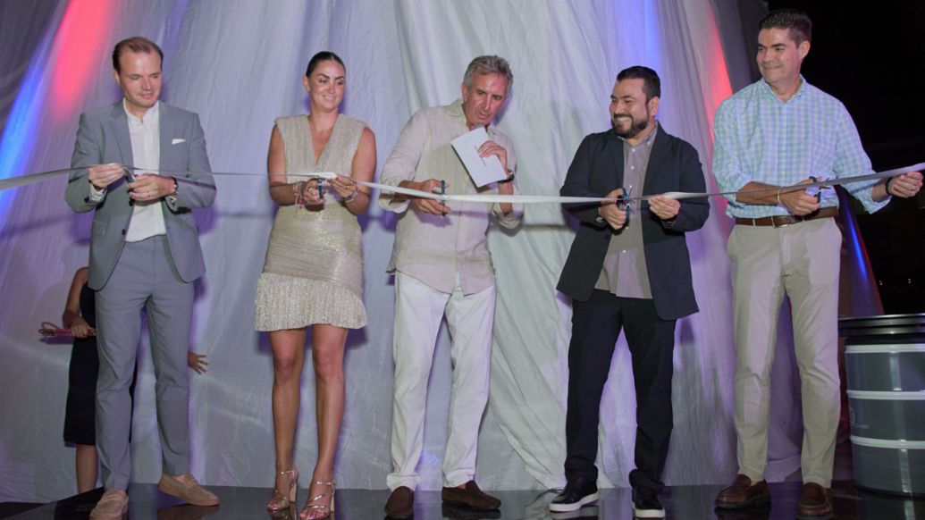 Tobias Eninger, CEO y Presidente de Porsche Latin America; Jimena Cantú, Gerente de Marketing de Porsche NOW Los Cabos; Mauricio Cantú, Director General de Porsche NOW Los Cabos; Dr. José Manuel Larumbe, 1er. Regidor del XV Ayuntamiento de Los Cabos y Camilo San Martín, Director General de Porsche de México, Inauguración Porsche NOW en Los Cabos, San José del Cabo, Baja California Sur, Porsche de México, 2025.
