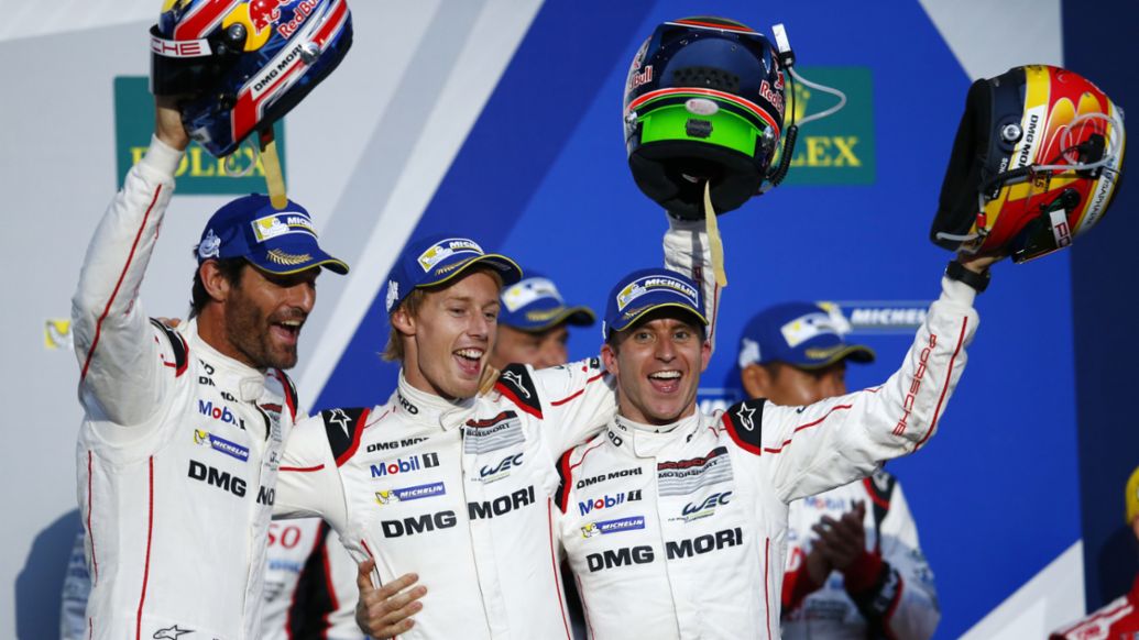 Equipo Porsche: Brendon Hartley, Timo Bernhard, Mark Webber (izq. a der.) en el Autódromo Hermanos Rodríguez tras ganar las Seis Horas de México en el debut del Campeonato Mundial de Resistencia en México, 2016, Porsche AG