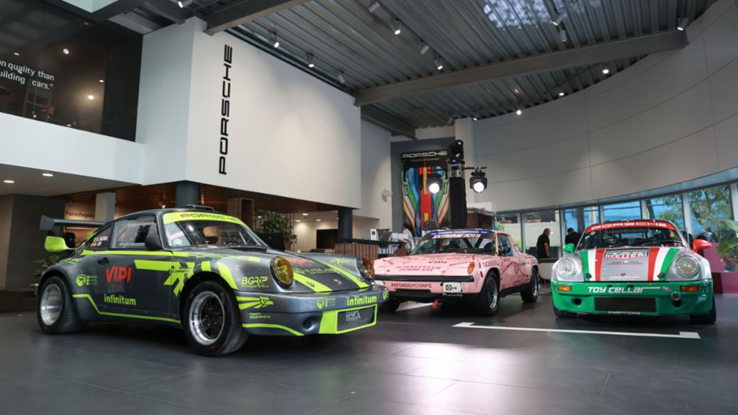 Autos de los pilotos oficiales de Porsche de México (izq.-der.): 911 RSR de 1983, Porsche 914-6 GT y Porsche 911 RSR de 1974, XXXVIII La Carrera Panamericana, Porsche de México, 2025.