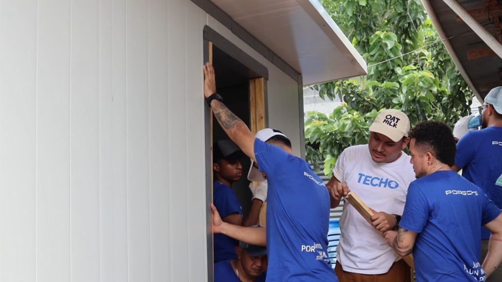 Porsche Panamá construye una nueva vivienda en colaboración con TECHO