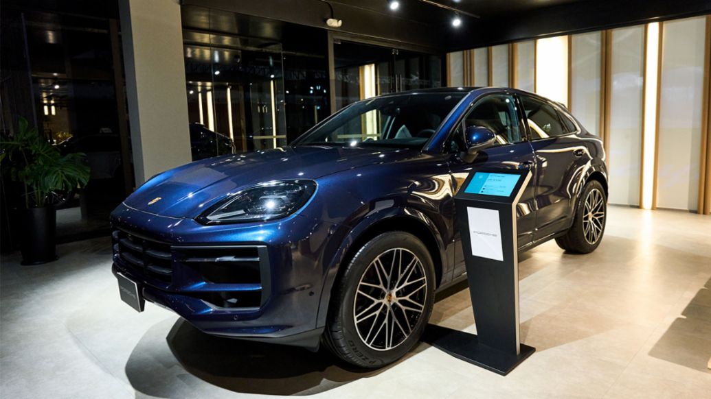 El Cayenne, color Azul Algarve, exhibido en el nuevo Porsche NOW Arequipa, ubicado en Arequipa, Arequipa, Perú, Porsche AG.