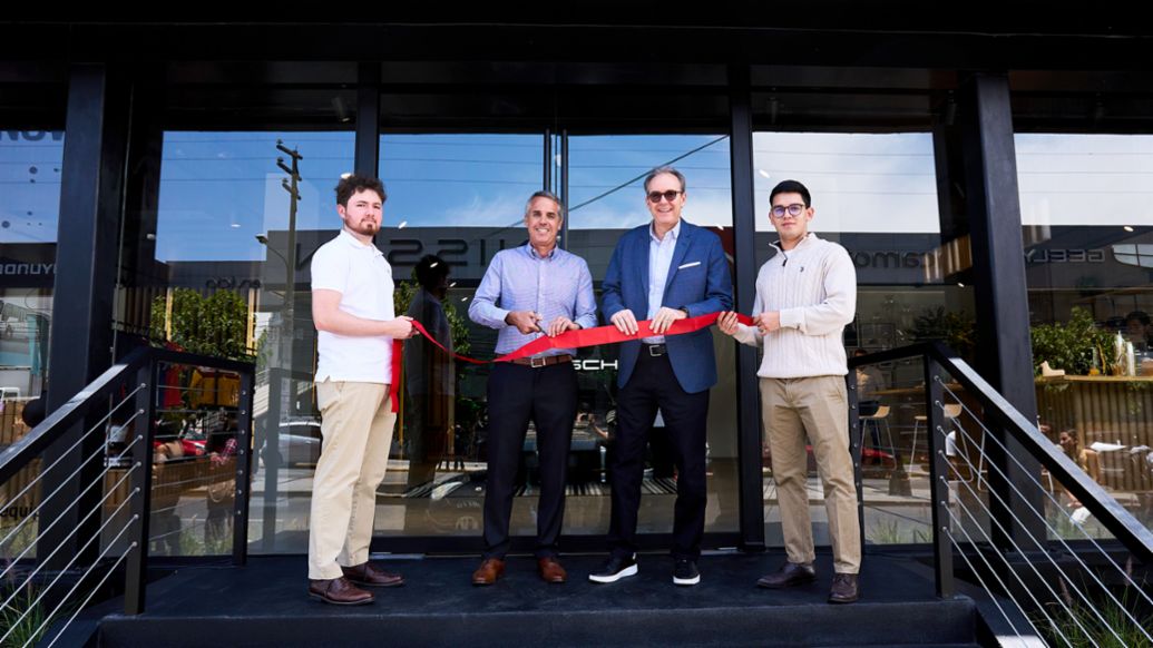 Gonzalo Flechelle, Gerente de Porsche Perú, y Christoph Klein, Director de Desarrollo de Negocios de Porsche Latin America, en el frontis realizan corte de cinta para la inauguración del primer Porsche NOW en Arequipa, Arequipa, Perú, Porsche AG.