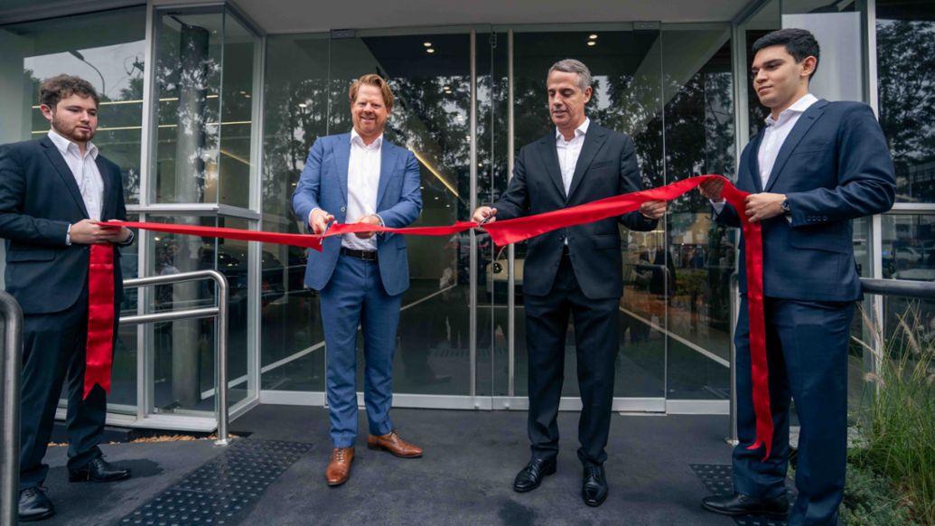 Thomas Klein Reesink, Director de Marketing de Porsche Latin America, y Gonzalo Flechelle, Gerente de Porsche Perú, realizan el corte de cinta para la inauguración del renovado Porsche Center Lima, ubicado en el distrito de Surquillo, Lima, Perú, Porsche AG.