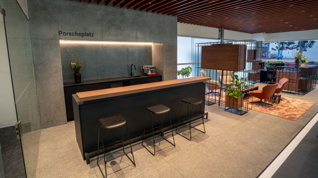 Porscheplazt, una de las áreas de experiencia del renovado Porsche Center Lima, que cuenta con un ambiente acogedor y proporciona una sensación de hogar, ubicado en el distrito de Surquillo, Lima, Perú, Porsche AG.