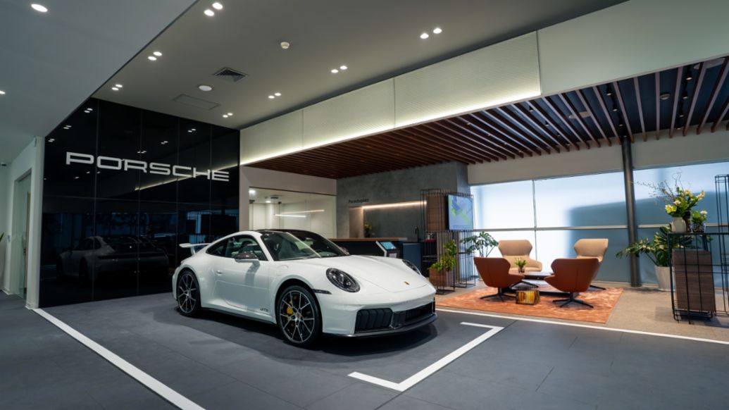 El 911 Carrera 4 GTS en color blanco exhibido en el renovado Porsche Center Lima, ubicado en el distrito de Surquillo, Lima, Perú, Porsche AG.