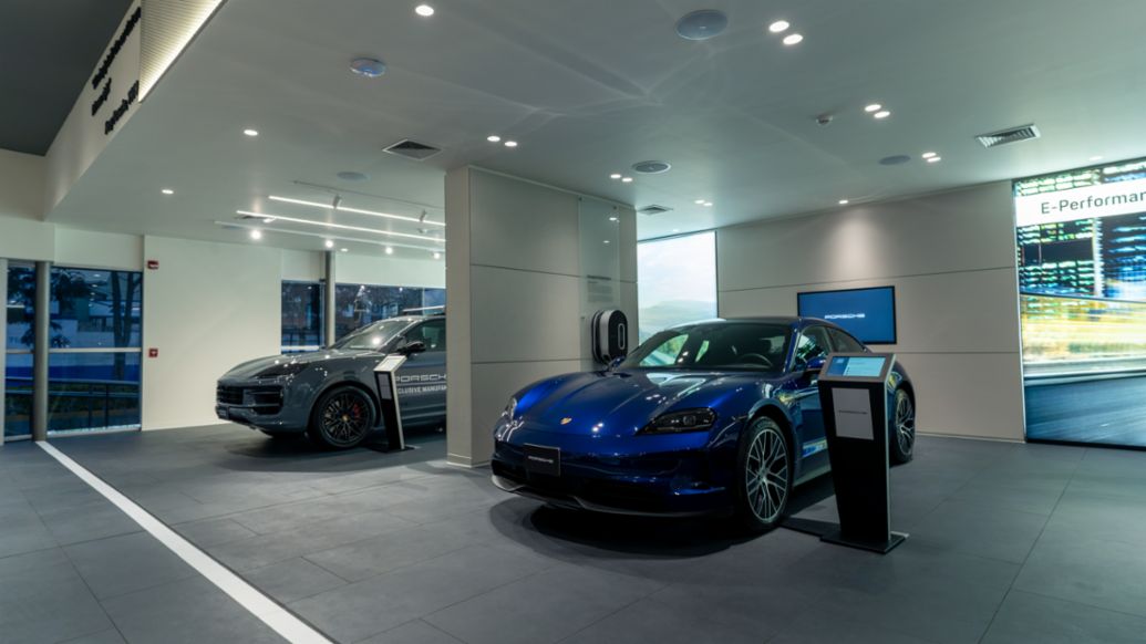 E-Performance, una de las áreas de experiencia del renovado Porsche Center Lima, donde los clientes y fans de la marca podrán conocer más sobre la línea híbrida y eléctrica del fabricante de Stuttgart, ubicado en el distrito de Surquillo, Lima, Perú, Porsche AG.