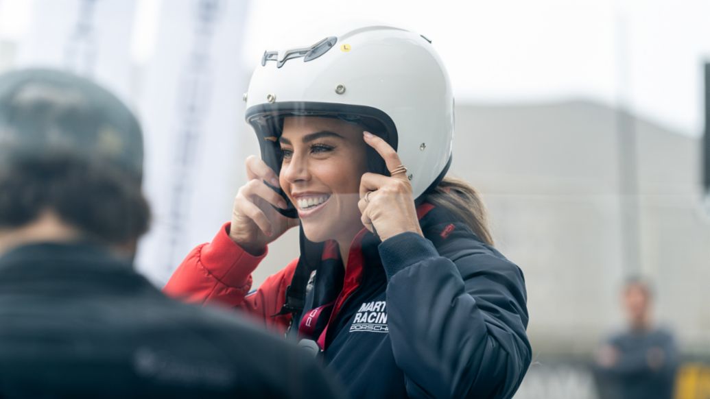 Alondra García Miro, embajadora de Porsche, preparándose para iniciar las pruebas en pista en el She Track Day, un evento exclusivo para mujeres que busca poner a prueba el performance de los autos en un entorno seguro. La actividad se realizó en el Autódromo La Chutana, al sur de Lima, Perú, organizada por Porsche AG.