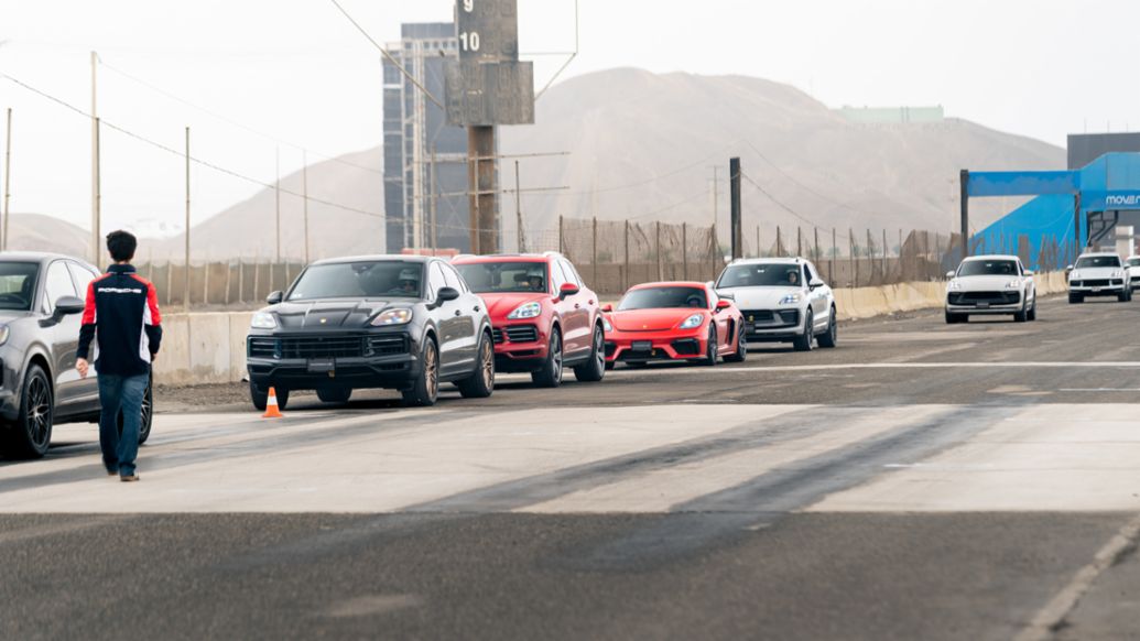 Flota de vehículos Porsche alineados antes del inicio del She Track Day, un evento exclusivo para mujeres que busca poner a prueba el performance de los autos en un entorno seguro. La actividad se realizó en el Autódromo La Chutana, al sur de Lima, Perú, organizada por Porsche AG.