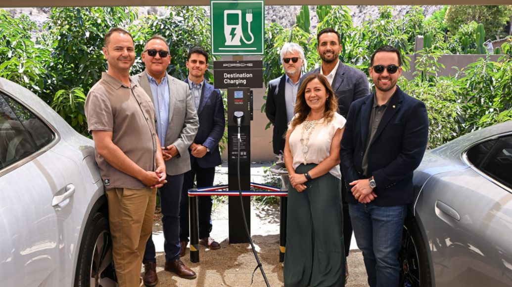 Juan Pablo Fierro, Manager Hotel Casa Molle; Mario Aros, Alcalde de Vicu&ntilde;a; Vicente D&iacute;az, Brand Manager Porsche Chile; Andr&eacute;s Zurita Silva, Director Regional de Corfo; Francis David, Gerente Comercial de Copec Voltex; Claudia Past&eacute;n, General Manager Hotel Casa Molle; Gabriel Montenegro, Gerente Comercial Porsche Chile, Inauguraci&oacute;n Corredor Verde Valle del Elqui, Hotel Casa Molle, Vicu&ntilde;a, Coquimbo, Chile, 2026