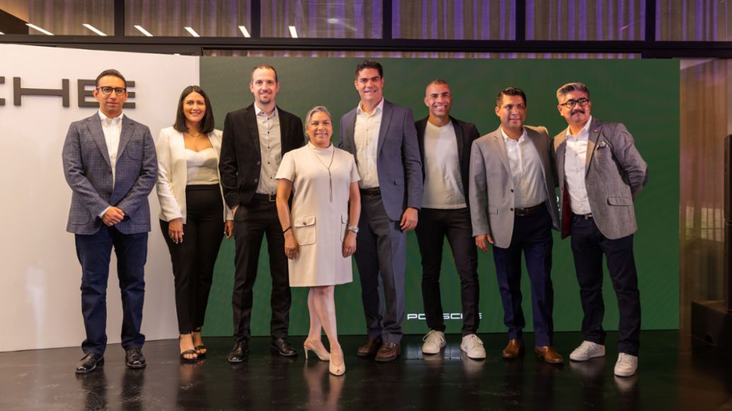 Porsche de M&eacute;xico (i-d): Jorge S&aacute;nchez, Network Development, Gabriela Garc&iacute;a, Gerente de Comunicaciones y Medios, V&iacute;ctor Barradas, Director de Postventa,  Minos Santamar&iacute;a, Directora Customer Experience, Camilo San Mart&iacute;n, Director General, Iv&aacute;n Rub&iacute;n, Director Comercial, Luis Santana, Director de Marketing y Hermilo N&aacute;jera, Director de Relaciones P&uacute;blicas; Conferencia de prensa: Porsche de M&eacute;xico, Resultados 2025; Porsche Studio La Roma, Porsche de M&eacute;xico, 2026.