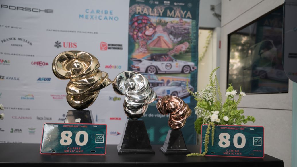 Premios para el primero, segundo y tercer lugar del Rally Maya M&eacute;xico 2026, Conferencia de prensa Rally Maya M&eacute;xico 2026, Porsche Centre San &Aacute;ngel , Ciudad de M&eacute;xico, Porsche de M&eacute;xico.