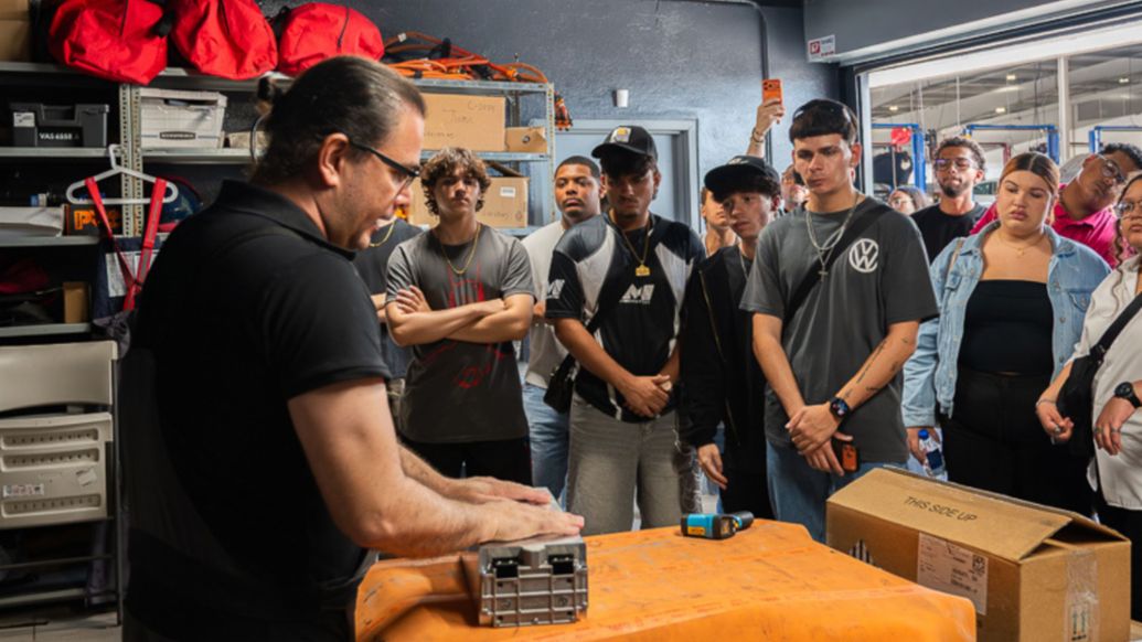Porsche Center Puerto Rico y la UPR Carolina impulsan la formaci&oacute;n de t&eacute;cnicos automotrices