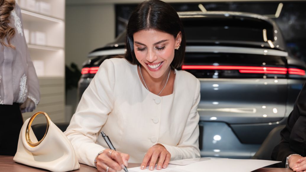 Alondra García Miro firmando el contrato de renovación con Porsche por otro año más como embajadora de marca, en donde tendrá el modelo Cayenne Coupé Black Edition, en color gris Vanadio, Perú, Porsche AG.