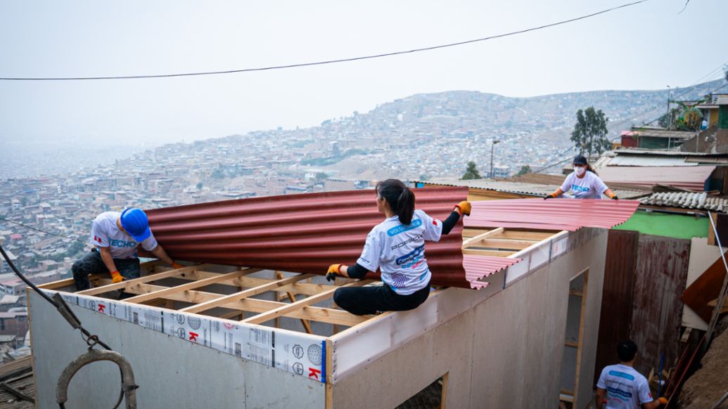 Voluntarios de Euromotors armando el techo de la vivienda de emergencia en el Asentamiento Humano Rosas de San Juan, en el distrito de San Juan de Miraflores, Lima, Per&uacute;, Porsche AG.