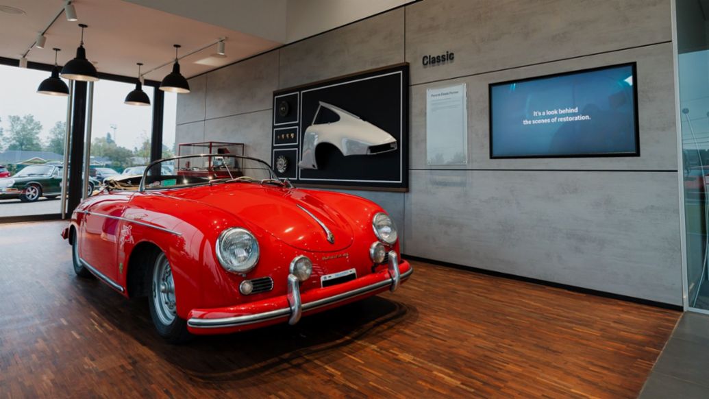 Un Porsche 356 Speedster se exhibe en el Classic Corner de Porsche Center Buenos Aires, Argentina, 2025
