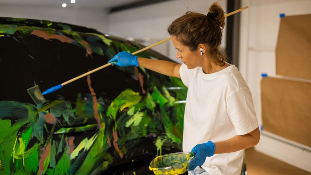 Artista Alexandra Izrastzoff interviniendo el Porsche Macan El&eacute;ctrico