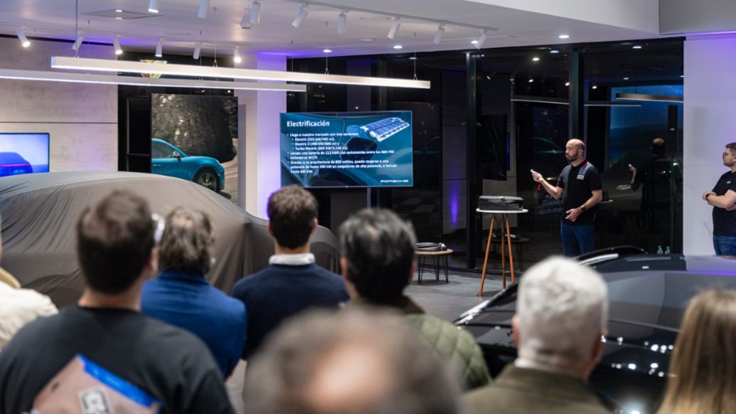 Rodrigo Barcia y Mauricio Plastina, speakers electromovilidad, Porsche Macan Electric GTS, Launch Event, Montevideo, Uruguay, 2026, Porsche Center Uruguay.