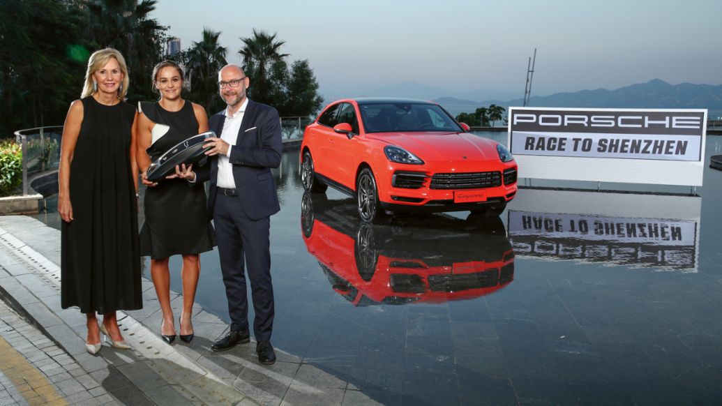 Micky Lawler, WTA, Ashleigh Barty, Gewinnerin des Porsche Race to Shenzhen, Oliver Eidam, Porsche AG, Cayenne Coupé, 2019, Porsche AG