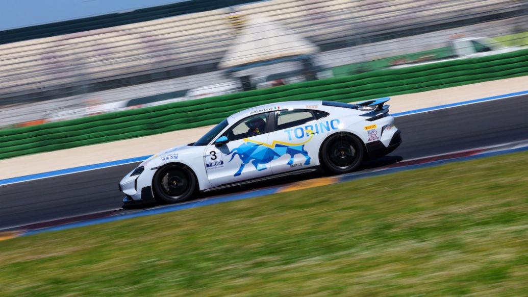 Andrea Levy attuale leader in Porsche Taycan Rush con il Centro Porsche Torino