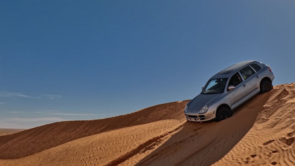 Pronta a tutto: Guidare la Cayenne sulle dune &egrave; come surfare leggeri e fluidi sulla sabbia