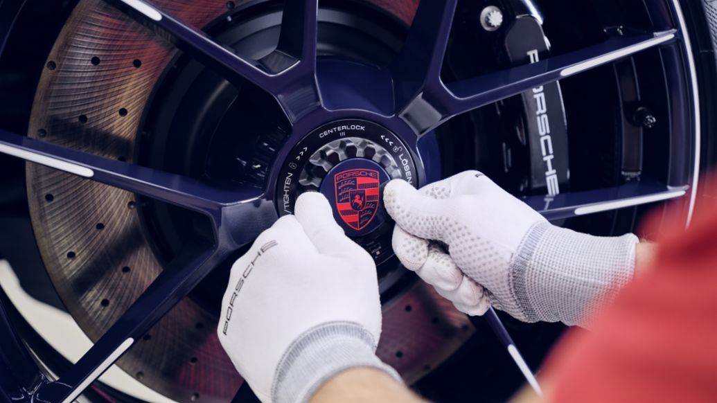 Coprimozzo in colore Blusogno con scudetto Porsche appositamente dipinto di rosso per l’occasione e omaggio al colore simbolo di Ferragamo